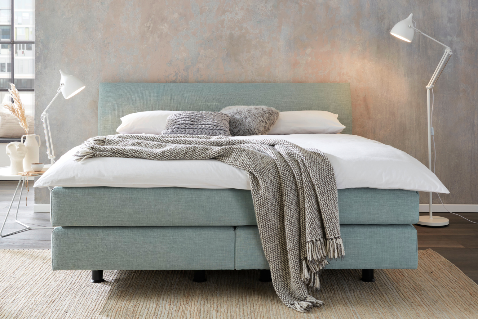 Salbeifarbenes Boxspringbett in modernem Schlafzimmer