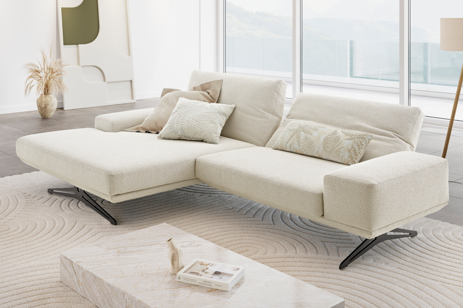 Beiges Sofa mit Récamiere in einem hellen Wohnraum