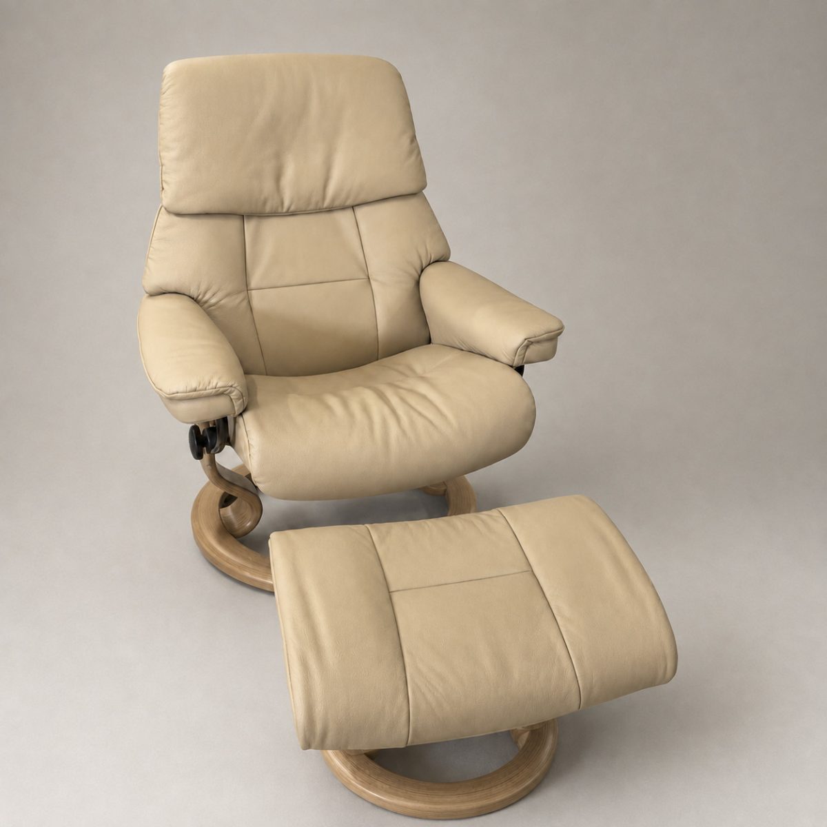 Sessel RUBY M Classic mit Hocker Leder Batick latte